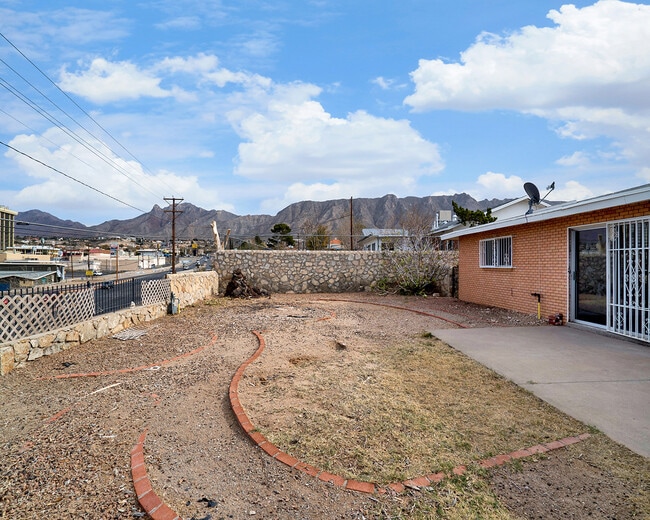 Building Photo - Westside 3 Bedroom 1.75 Bath