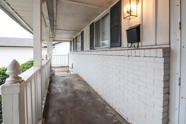 Building Photo - Darling 3 Bedroom With Hardwood Floors!