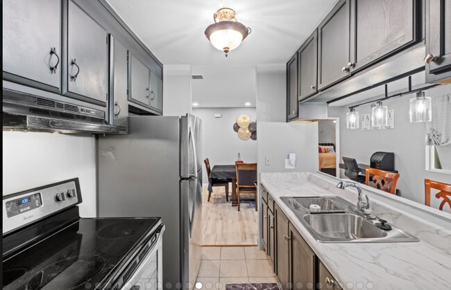 Building Photo - 325 Falcon Dr