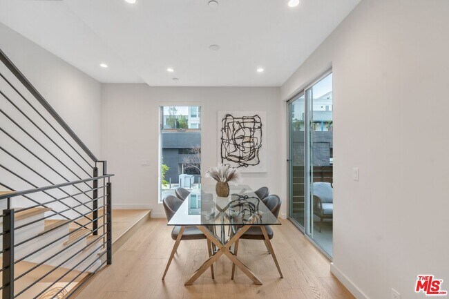 Building Photo - 855 N Detroit St