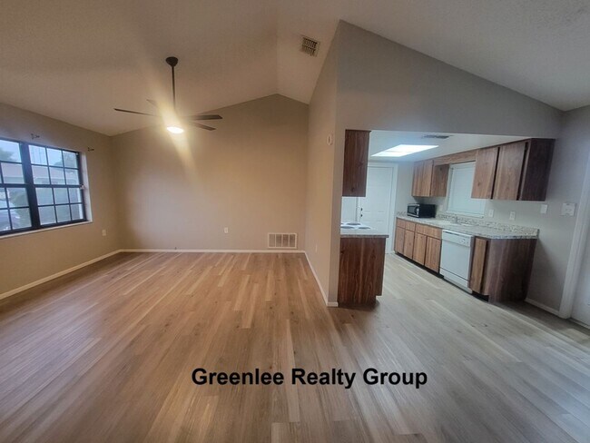Building Photo - Don't miss this 2 Bed/ 1 Bath home in Holiday Lake Estates!