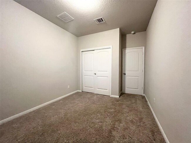Building Photo - 105 Naset Dr