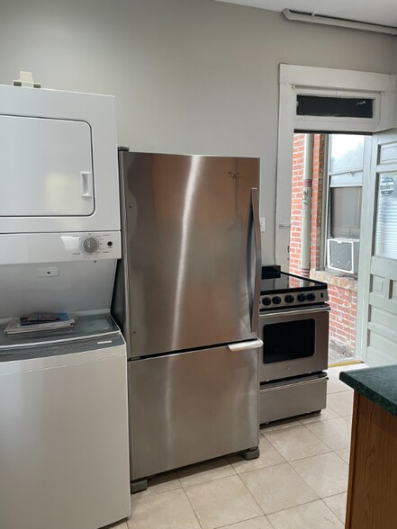 Building Photo - 65 Smith Pl