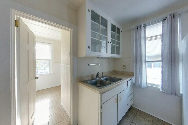 Building Photo - 19 Dixon St