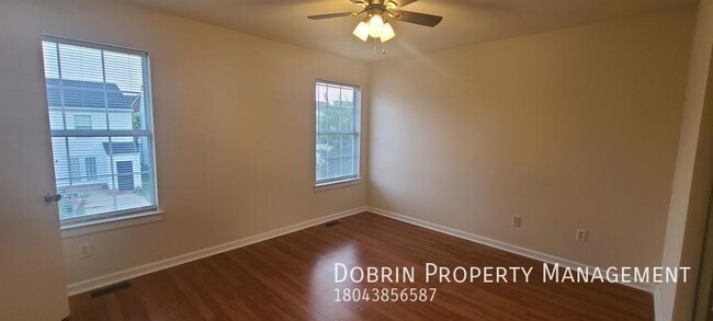 Building Photo - Renovated 5BD: Open floor plan - BLOCKS FR...