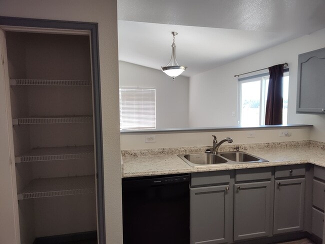 Building Photo - ALL PROSPECTIVE TENANTS MUST SUBMIT A $58 NON-REFUNDABLE APPLICATION FEE PER APPLICANT ONLINE AND...