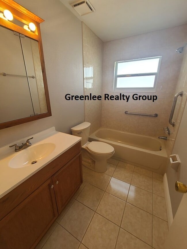 Building Photo - Updated 3 bed/2 bath home in Seven Springs...