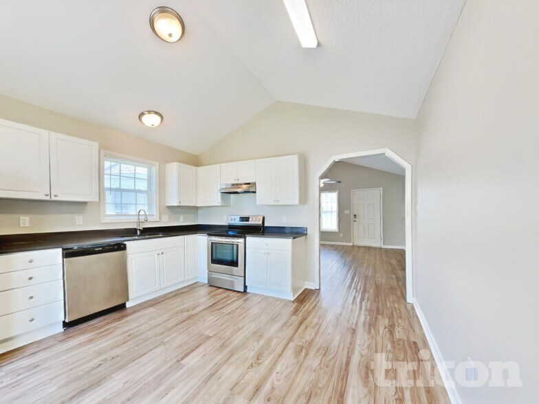 Building Photo - 5169 Parkerwood Dr