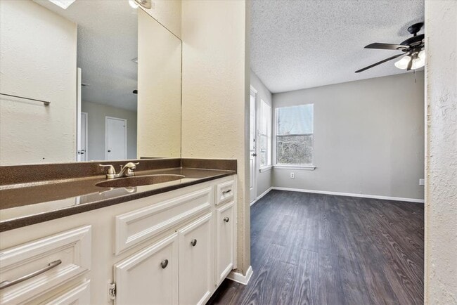 Building Photo - 710 Rollingway Dr