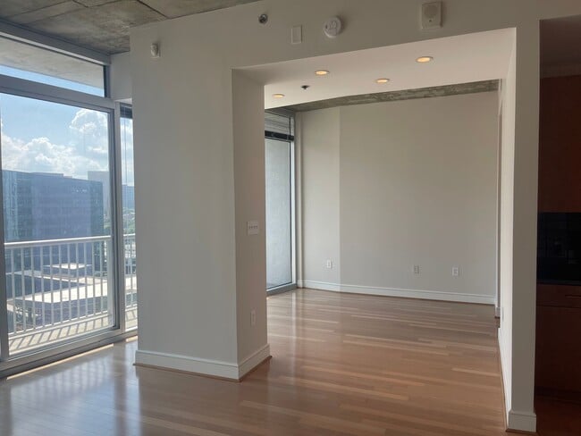 Building Photo - Gorgeous Condo @ Midtown Plaza 1B/1B In Am...