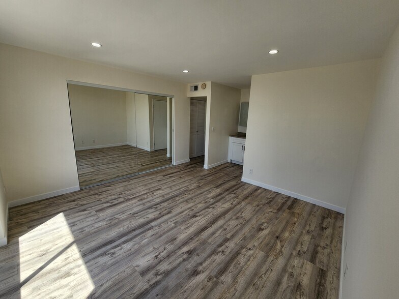 Building Photo - 626 N Isabel St