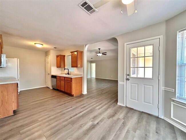 Building Photo - 404 Mesquite Cir