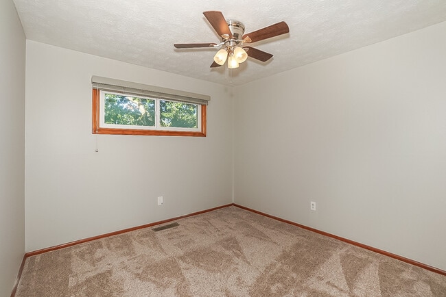 Building Photo - 8975 Cambridge Dr