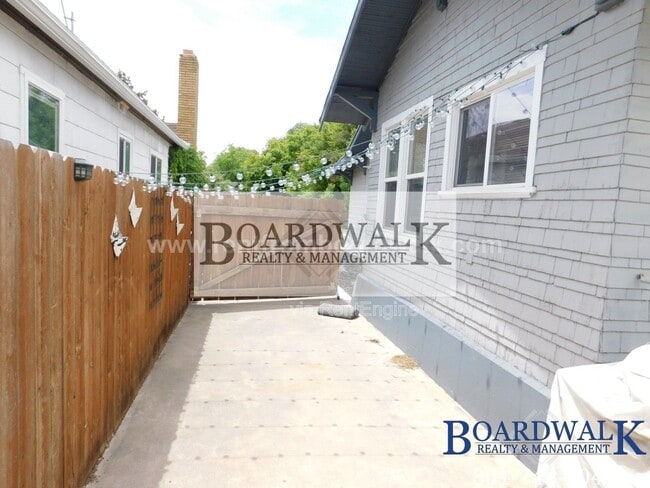 Building Photo - 657 Warnock Ave