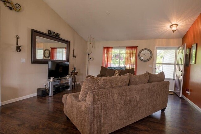 Building Photo - Beautiful 3 bedroom 2 bath Post Falls Home