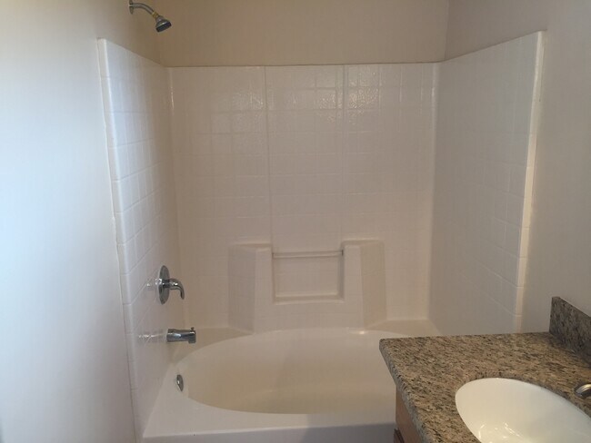 Building Photo - Beautiful 3 Bed 2 Bath in Riverlakes Community - Northwest Bakersfield- $2,350 Rent