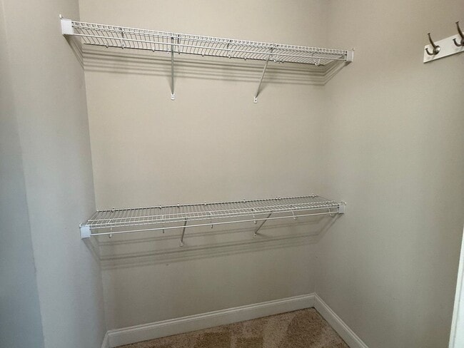 Building Photo - Modern 3 Bed/3 Bath End Unit Townhome - Close to Everything - GREAT PRICE!