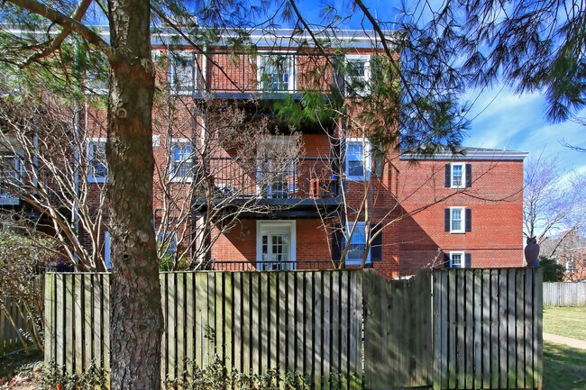Building Photo - 2873 S Buchanan St
