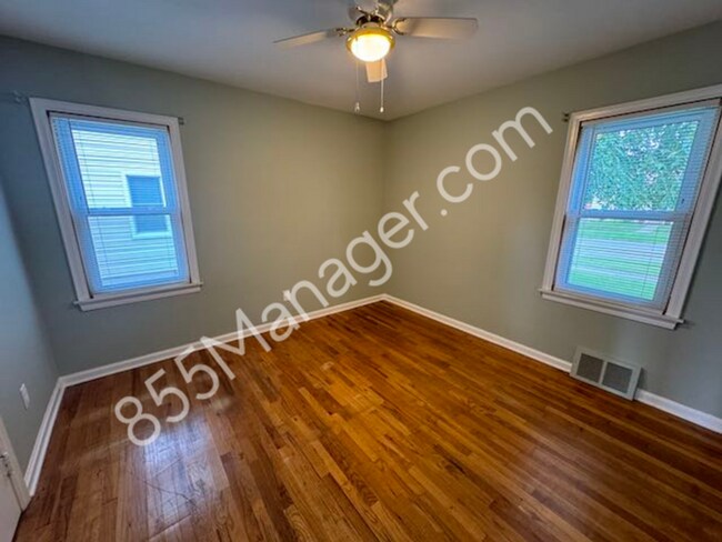 Building Photo - Charming 3-Bedroom Ranch in Berkley - Idea...