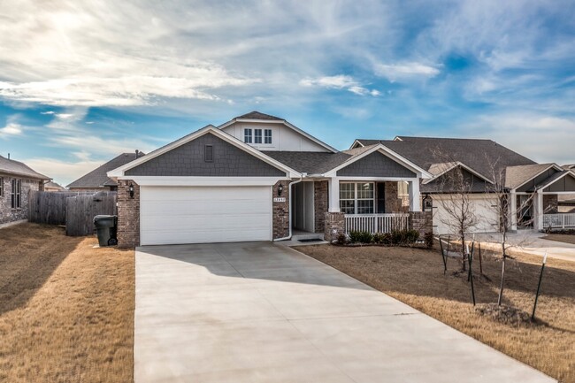 Building Photo - Stunning home in Choctaw