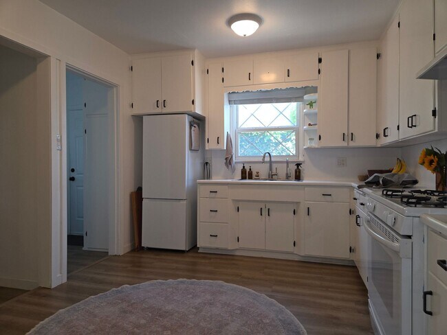 Building Photo - Mid-town Ventura 3 Bedroom 2 bath single level home