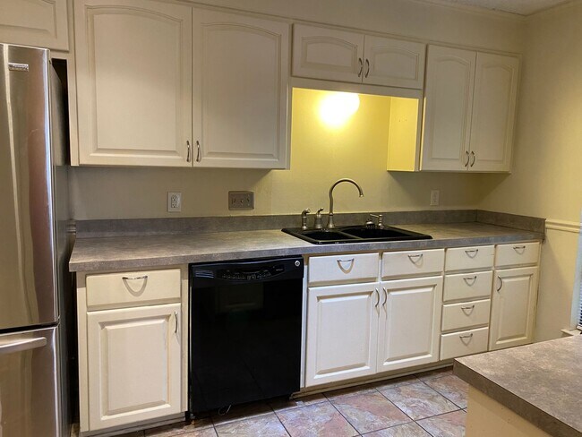 Building Photo - 3 BEDROOM, CORNER LOT