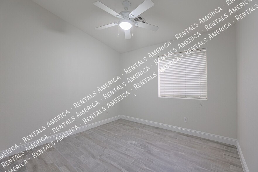 Building Photo - 3050 E Cherry Hills Pl