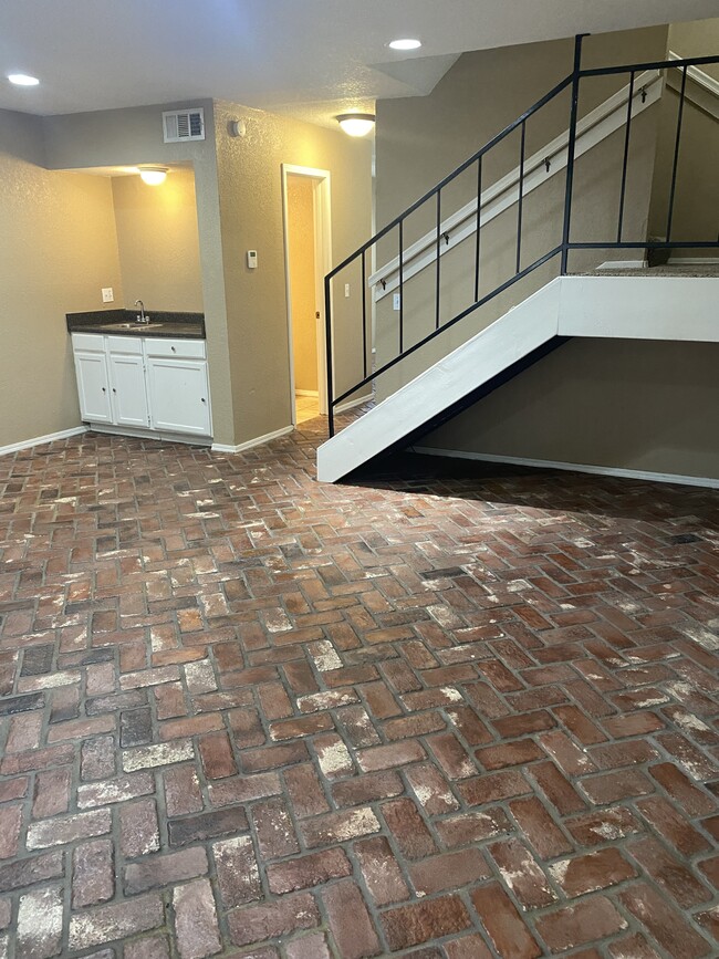 Building Photo - 1332 Eastgate Dr