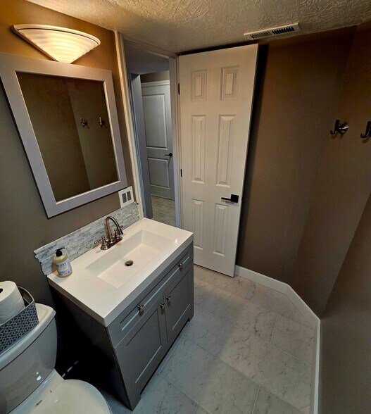 Building Photo - 2205 Buttonwood Dr