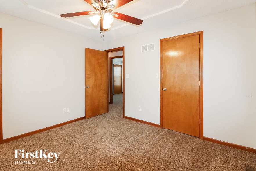 Building Photo - 1216 N Ponca Dr