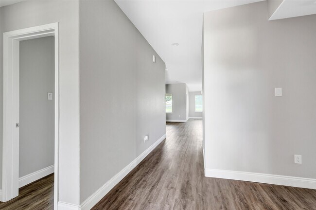 Building Photo - 214 Kickapoo Dr