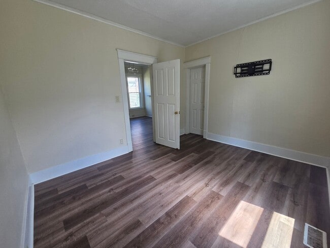 Building Photo - Lower 3 bedroom unit