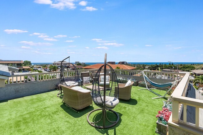 Building Photo - Large Island Getaway in Sunny Kapolei