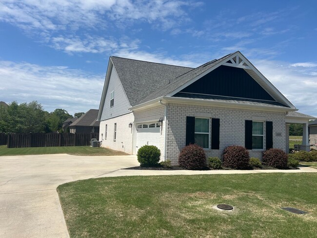 Building Photo - Beautiful 4BR Home in Athens with Bonus Room & Fenced Yard