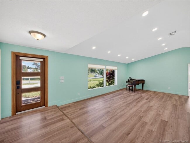 Building Photo - 3055 SE Glasgow Dr