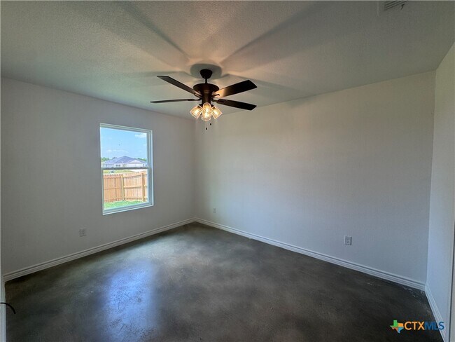 Building Photo - 907 Smoke Tree Ln