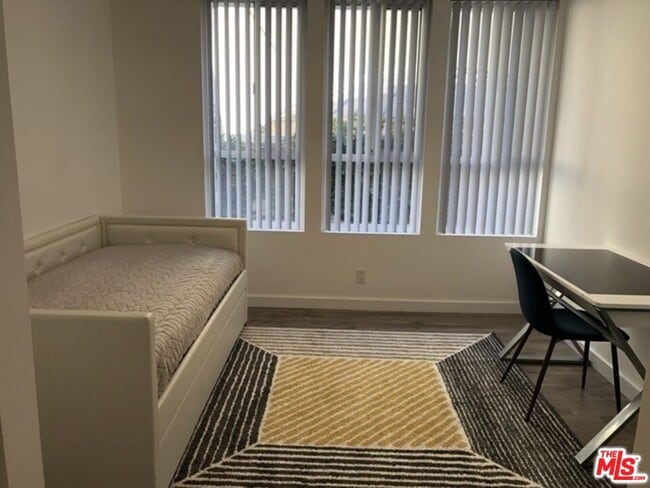 Building Photo - 9297 Burton Wy