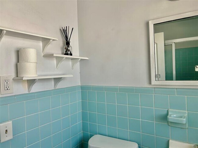 Building Photo - 4307 Sea Grape Dr