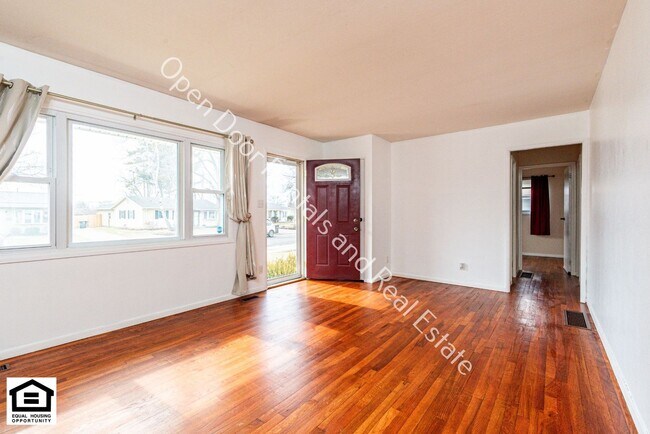 Building Photo - Charming 3 Bedroom Home with Fantastic Outdoor Space - Animals Welcome!