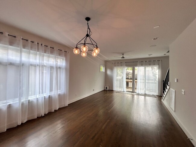 Building Photo - 913 14th Ave S