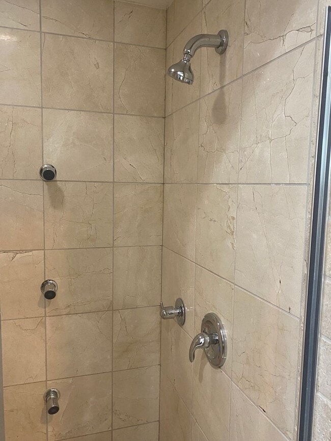 Building Photo - Vanderbilt Place - Wonderful Location 3 bedrooms/3 1/2 baths