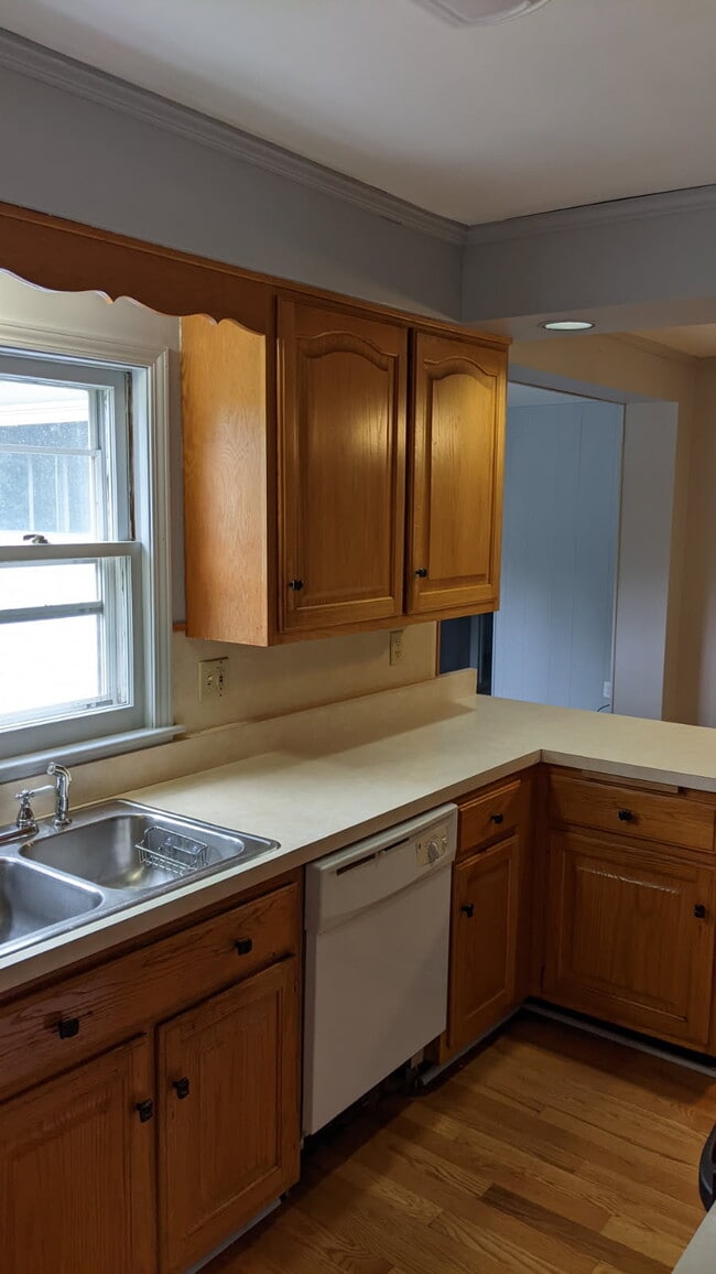 Building Photo - 578 Budlong St