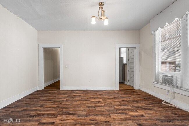 Building Photo - 2 bed 1 Bath Duplex
