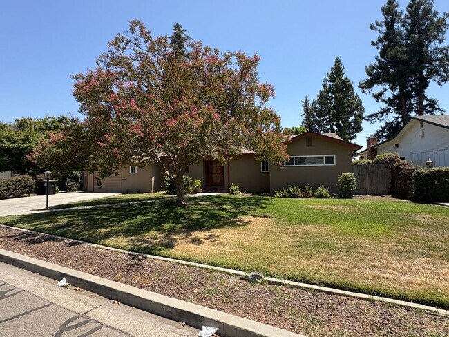 Building Photo - Visalia 2 Bed 2 Bath available now.