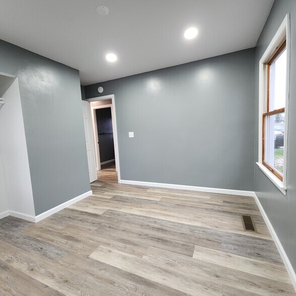 Building Photo - 4 Manor Ct
