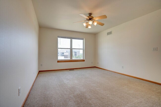 Building Photo - Woodridge Estates Townhomes