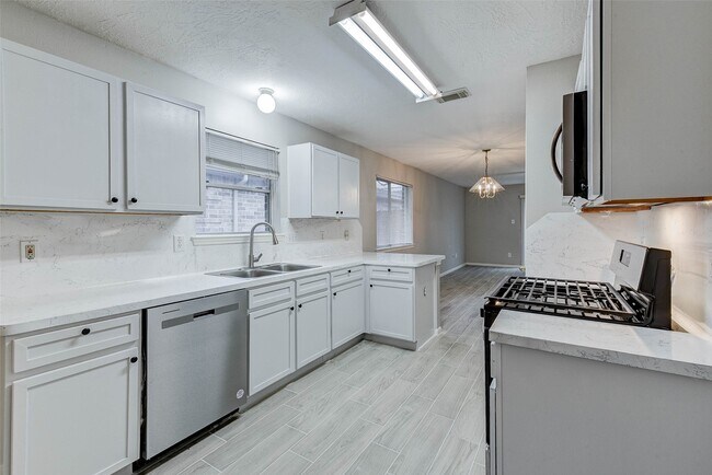 Building Photo - 7815 Barnhill Dr