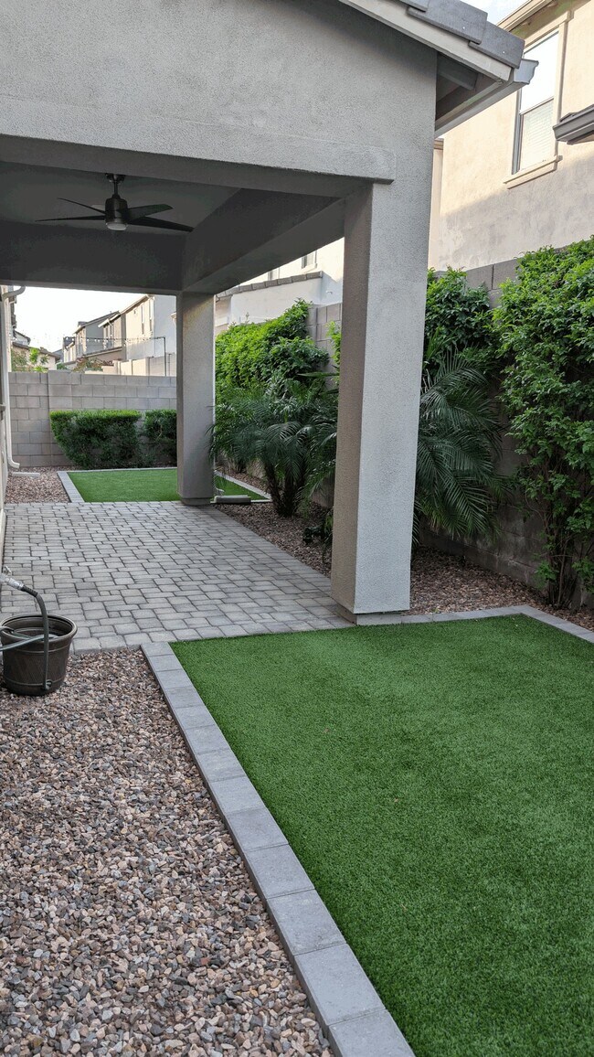 Building Photo - 4854 E Shady Glen Ave