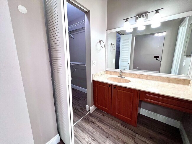 Building Photo - 2246 Discovery Cir W