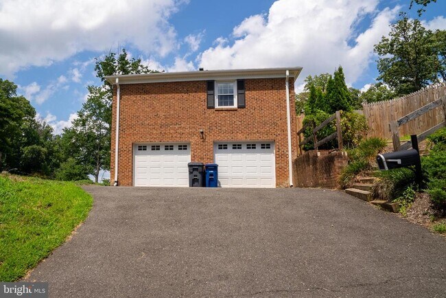 Building Photo - 5012 Larno Dr